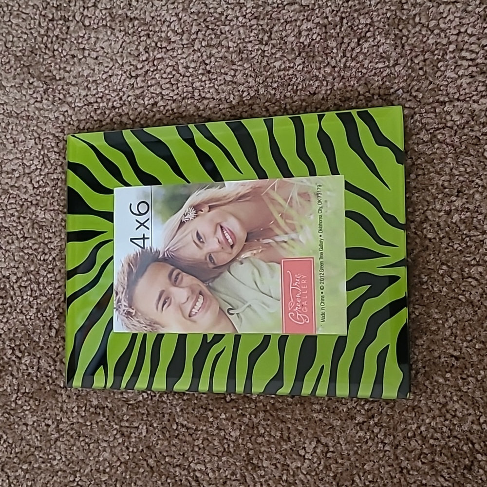 Green tree gallery picture frame 4x6 photo with a 5.5" x 7.5" outer size.